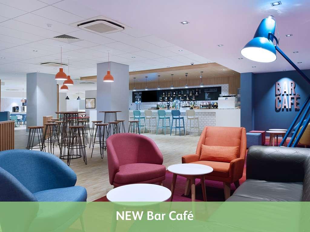Mercure London Gatwick Airport Горлі Ресторан фото
