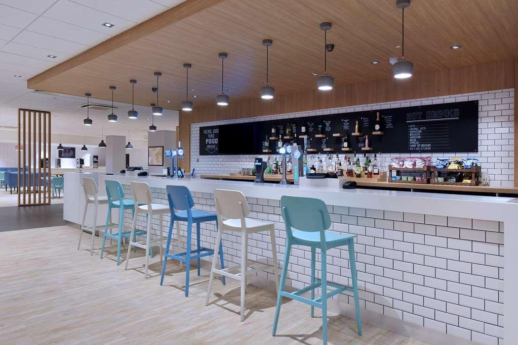 Mercure London Gatwick Airport Горлі Ресторан фото